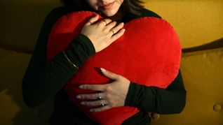 Lass dich drücken: Das rote Herz ist das Symbol der Liebe. (Archivbild)